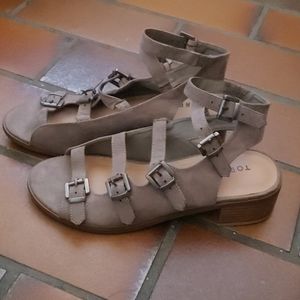 Buckled heeled sandal